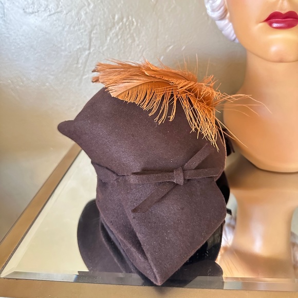 NOTABLE 1940s\' BROWN FELT \